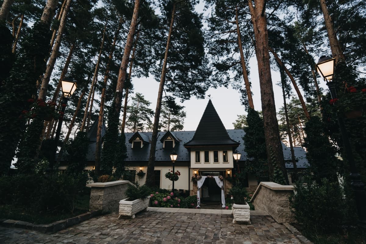 Parcul cu Pini - locatie pentru nunti in Moinești, Bacău