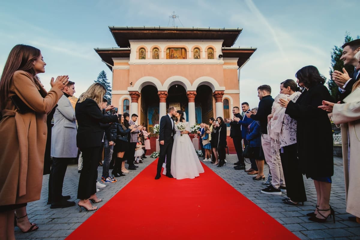 Biserica Intrarea Maicii Domnului în Biserică - locatie pentru nunti in Brezoi, Vâlcea