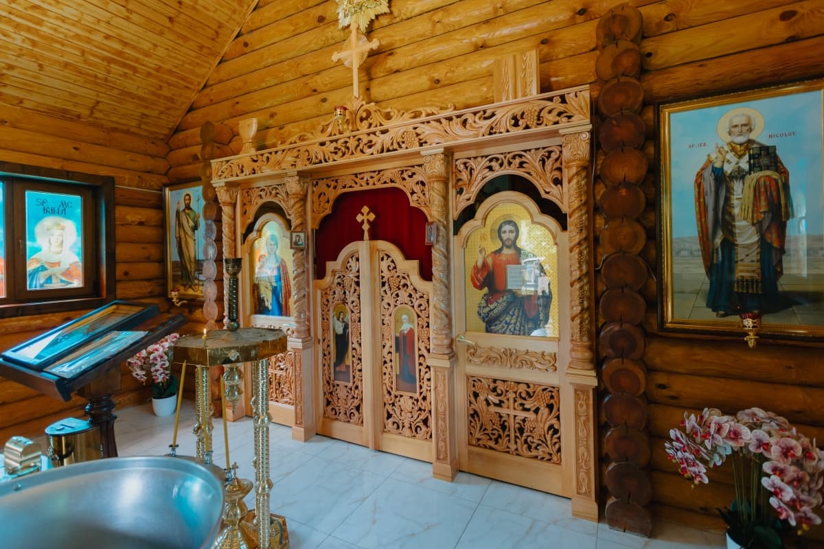 Biserica de lemn sf. Ierarh Nicolae - locatie pentru nunti in Sculeni, Raionul Ungheni