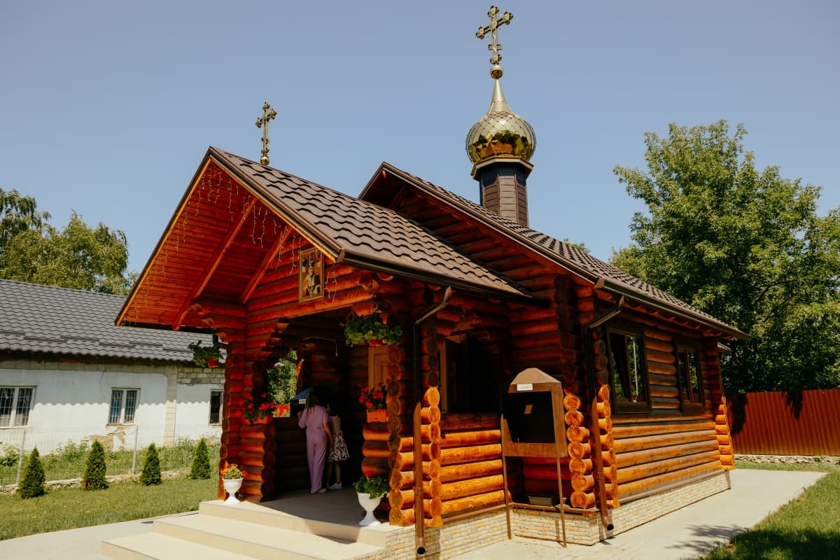 Biserica de lemn sf. Ierarh Nicolae - locatie pentru nunti in Sculeni, Raionul Ungheni
